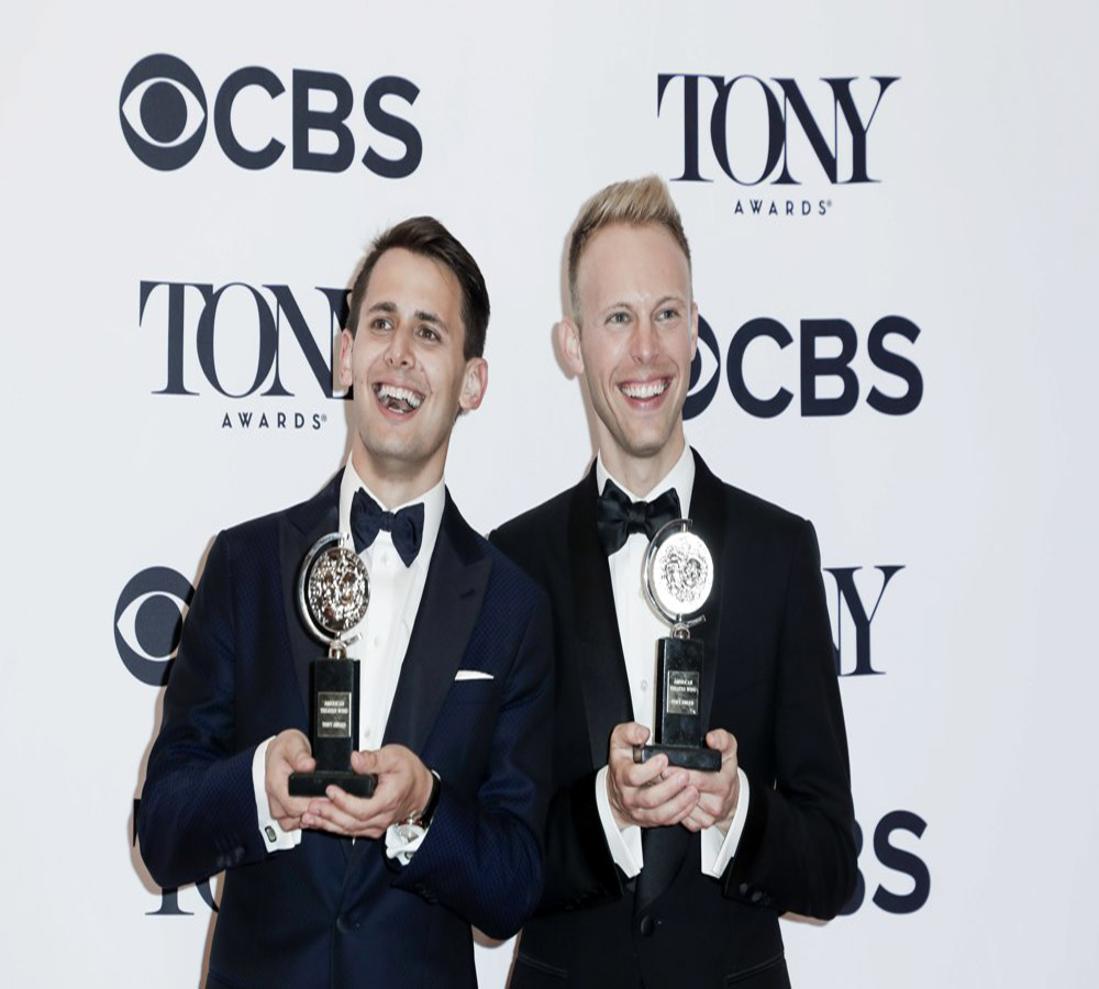 El dúo estadounidense Benj Pasek y Justin Paul entra en el club de los EGOT al ganar su primer Emmy