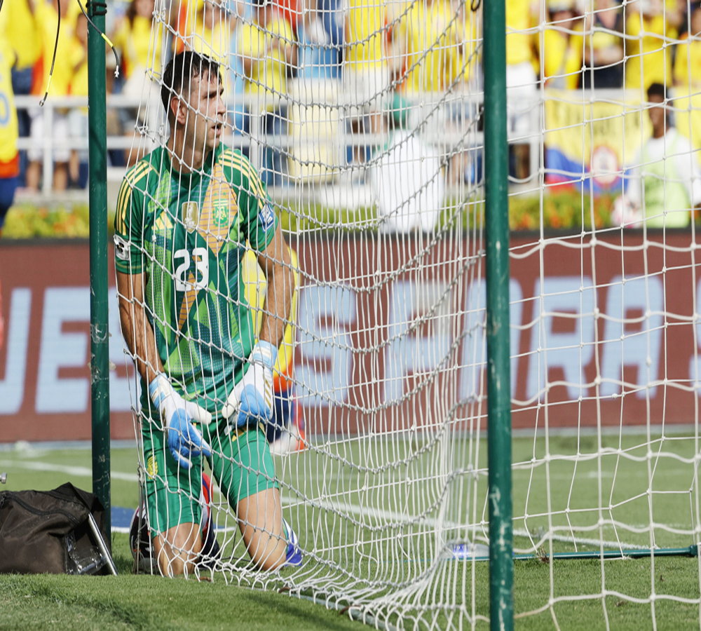 ‘Dibu’ Martínez da un manotazo a una cámara tras derrota de Argentina ante Colombia