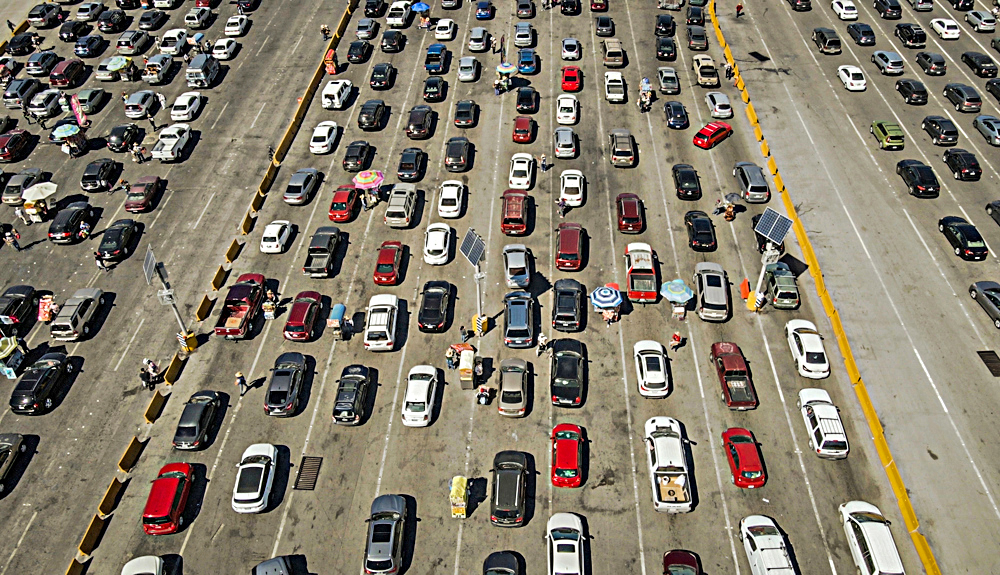 Largas filas y caos por cobro de ingreso a México en California