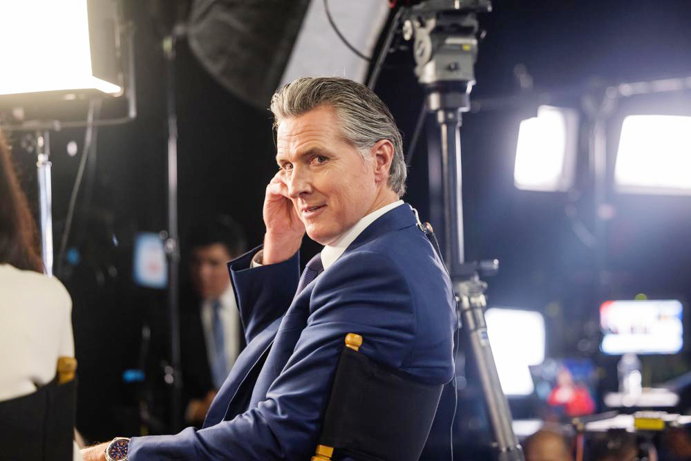 El gobernador de California promulga dos leyes para blindar a los artistas de la IA