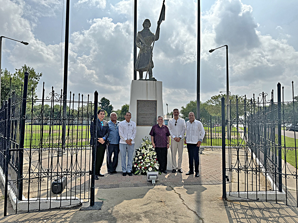 Ofrenda floral ante la estatua a Miguel Hidalgo, en Hidalgo