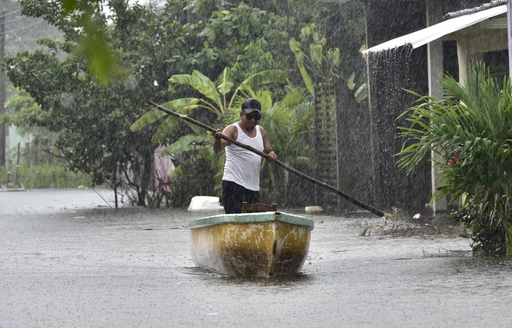 Dieciséis estados mexicanos enfrentarán lluvias fuertes por ondas tropicales 23 y 24