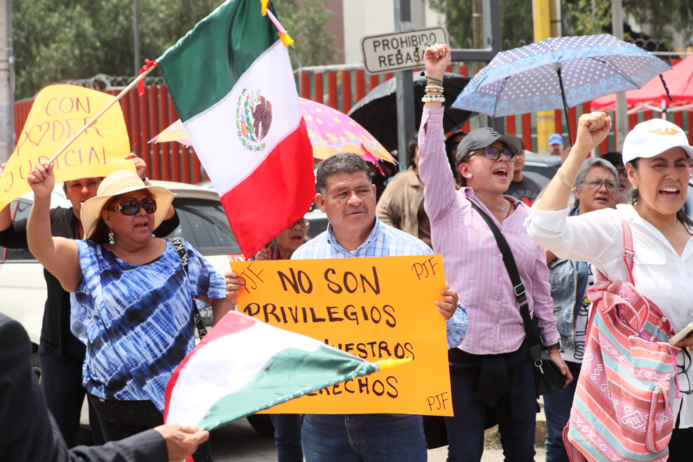 Trabajadores judiciales mexicanos redoblan sus protestas ante la aprobación de la reforma