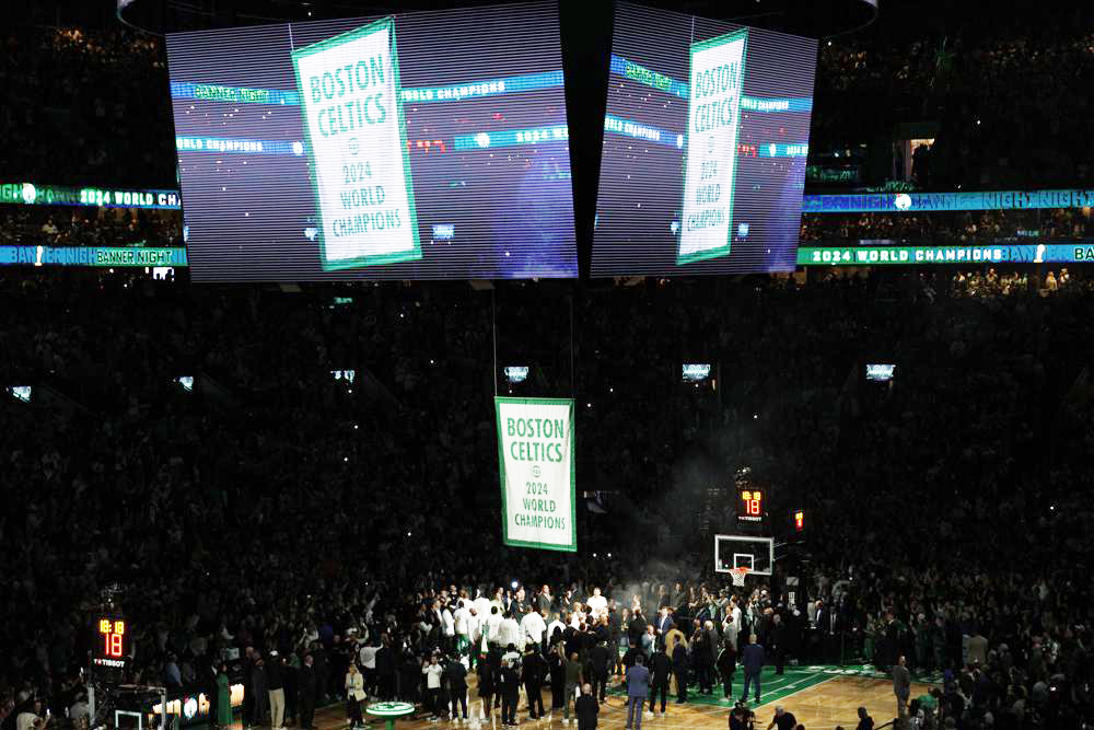 Los Celtics reciben sus anillos de campeones y suben al techo del Garden el cartel del título