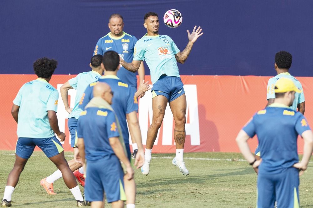 Una selección brasileña mermada por las bajas se ejercita con miras al partido con Chile