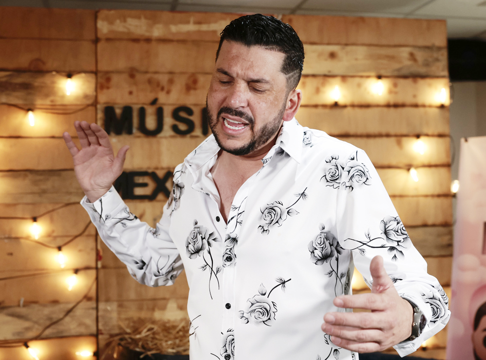Cantante mexicano ‘El Flaco’ encuentra en la música banda un refugio contra la depresión