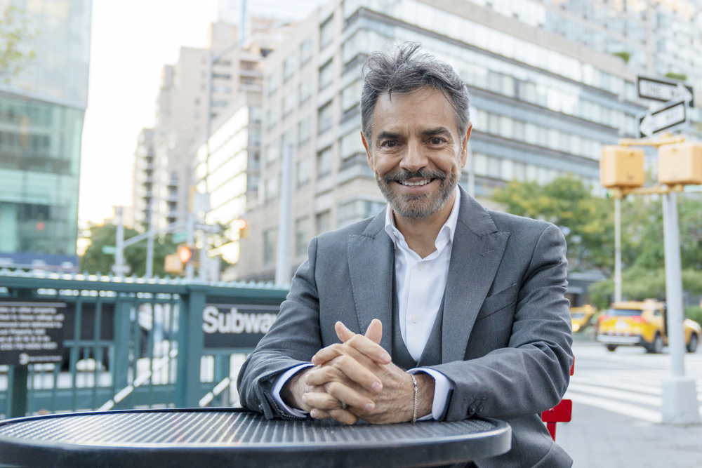 Eugenio Derbez promete risas y una “historia de éxito latino” en ‘Y llegaron de noche’