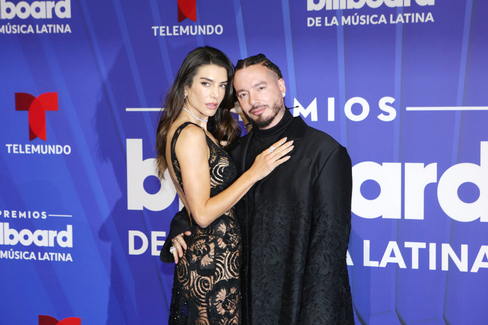 Con ocho Latin Billboard la colombiana Karol G reina en los premios y supera a Peso Pluma