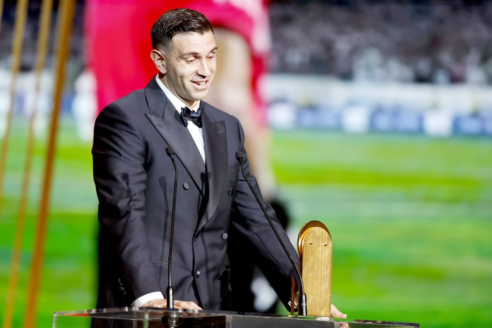 ‘Dibu’ Martínez repite como ganador del premio Yashin al mejor portero del año