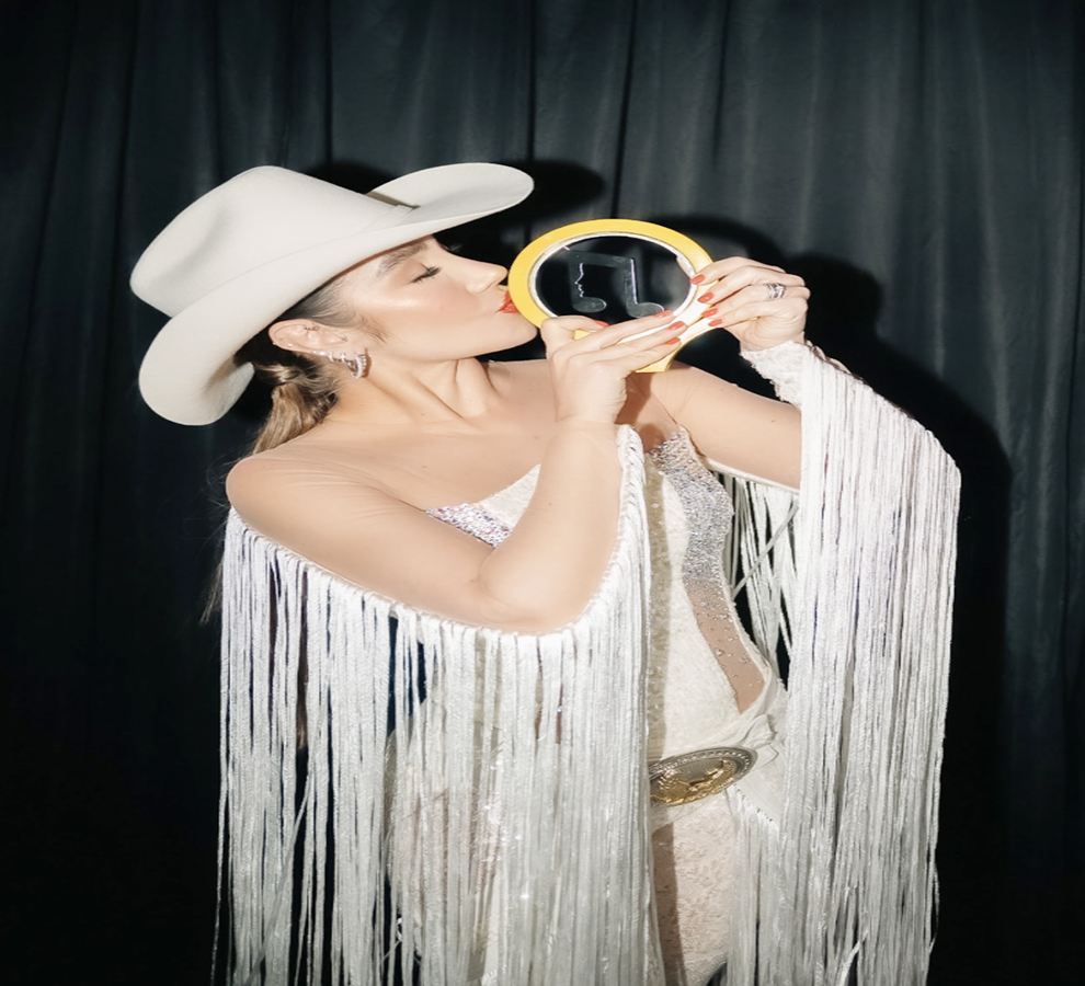 Paola Jara Mejor Artista Regional Femenina en Premios Mi Gente TV 2024