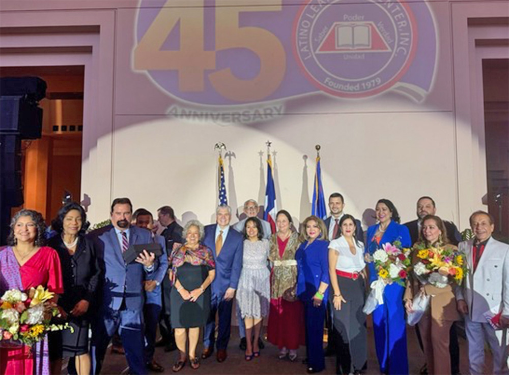 La primera dama Abbott recibe el premio Barbara Bush Legacy en el Centro de Aprendizaje Latino de Houston