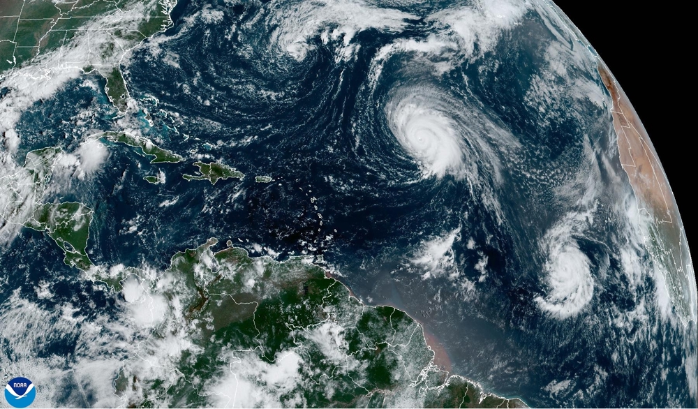 El huracán de categoría 4 Kirk y tormenta Leslie avanzan en aguas abiertas del Atlántico