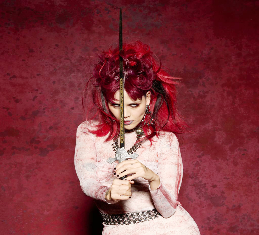 Bruses desafía las normas de la felicidad con “I’m So Happy”