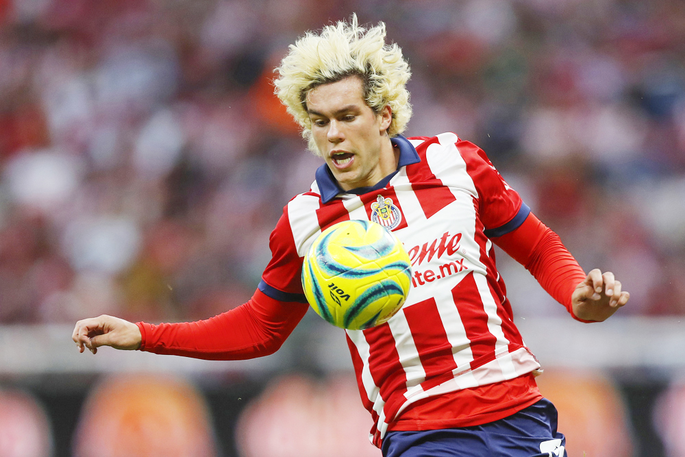Guadalajara vence al Santos Laguna y se mantiene vivo en el Apertura mexicano