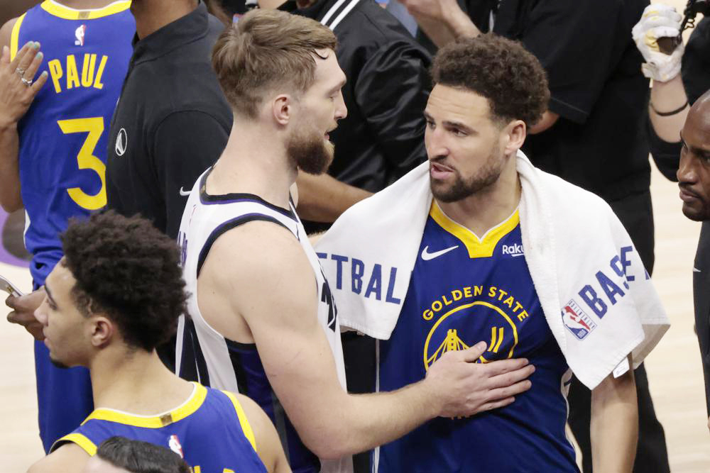 Los Warriors rinden tributo a Klay Thompson en su regreso a San Francisco