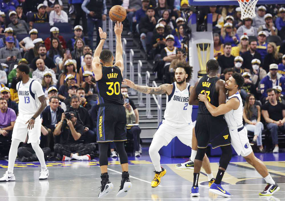 El recital de Curry ante Thompson ilumina el estreno de la NBA Cup