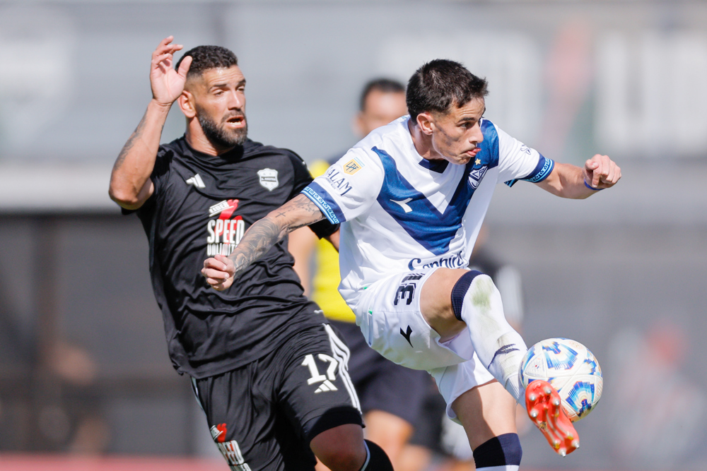 Vélez empata con Deportivo Riestra, que hizo debutar a un ‘streamer’, y el campeonato argentino queda al rojo vivo