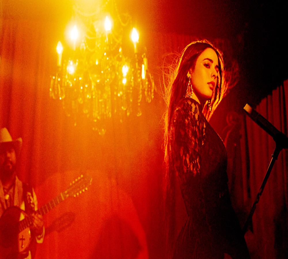 Mexicana Karina Sofía irrumpe en un regional pop rock de la mano del ‘mago’ Santaolalla