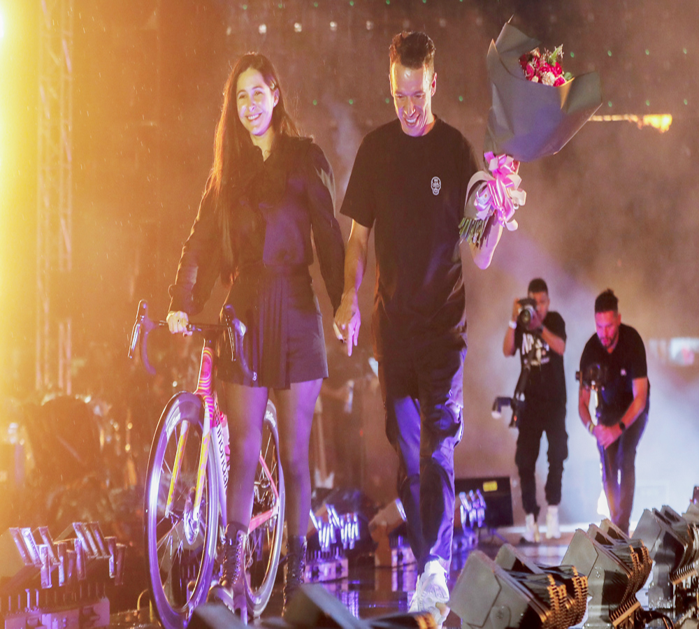 Rigoberto Urán se baja de la bicicleta en un emotivo evento de despedida en Medellín