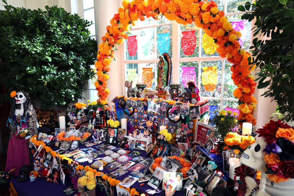 Un altar del Día de Muertos en la Casa Blanca honra a difuntos de empleados y visitantes