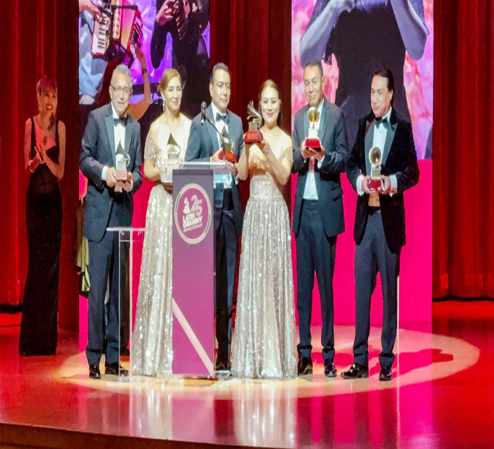 LOS ÁNGELES AZULES reciben premio a la excelencia musical