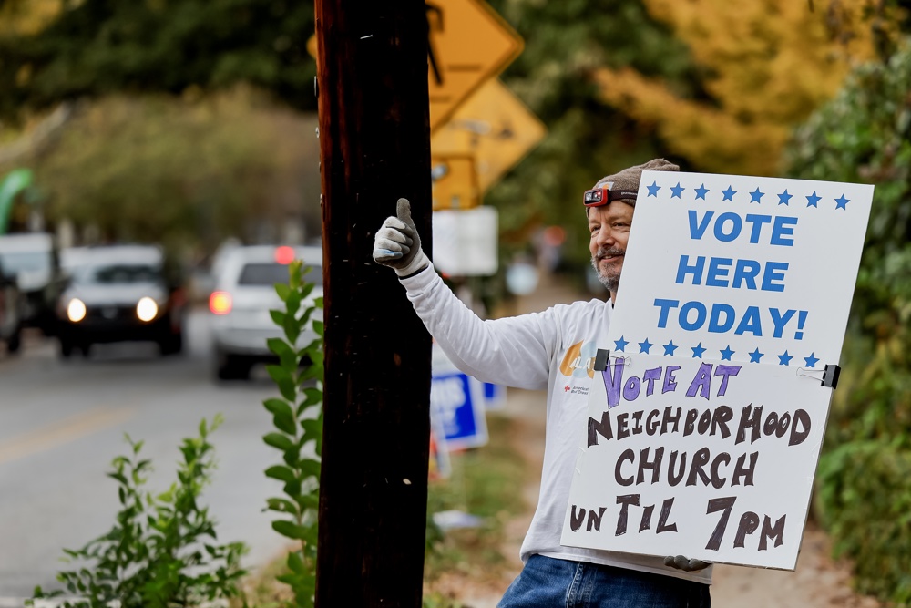 Harris busca conectar con votantes indecisos en entrevistas de última hora en radio