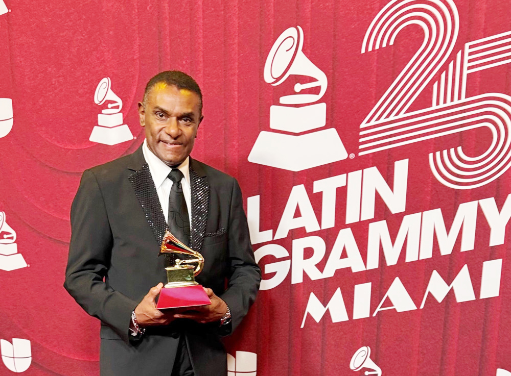 El salsero José Alberto “El Canario” hará bailar a Nueva York antes de su debut editorial