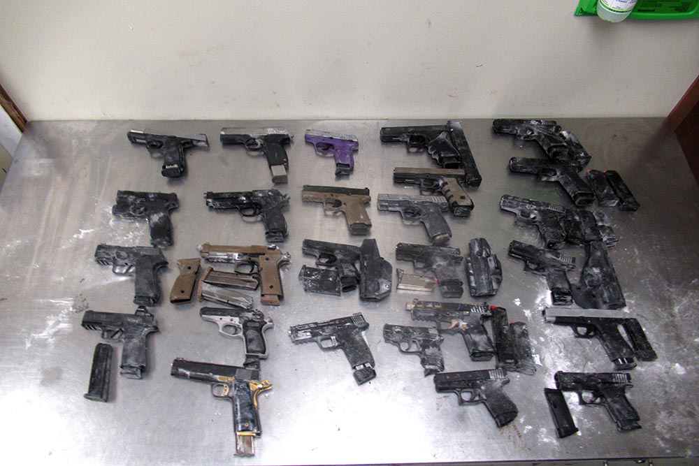 Incautan en Hidalgo cargamento de armas y cargadores en autobús rumbo a México