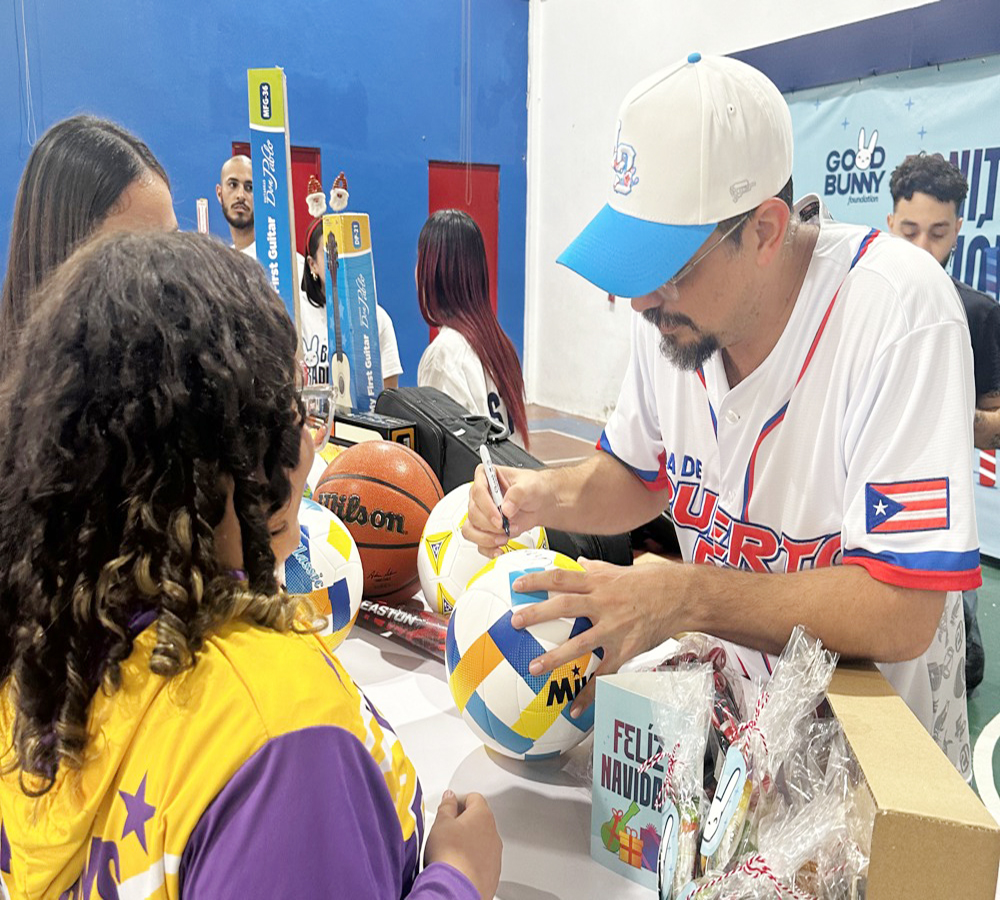 Fundación de Bad Bunny entrega en Puerto Rico regalos a niños y jóvenes por Navidad