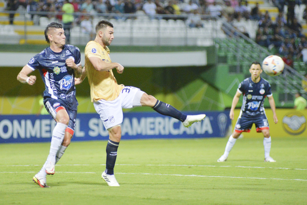 El argentino Fausto Grillo queda fuera de la Católica, de Ecuador, previo a la Sudamericana 2025