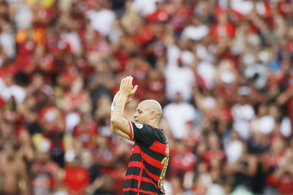 ‘Leyendas del Flamengo’ vencen a Amigos de Italia en despedida de ‘el Emperador’ Adriano