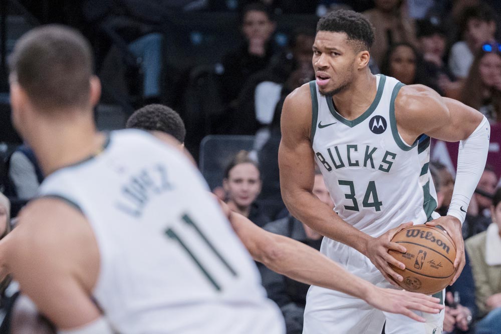 Giannis prolonga el crecimiento de los Bucks e Irving, el de los Mavericks
