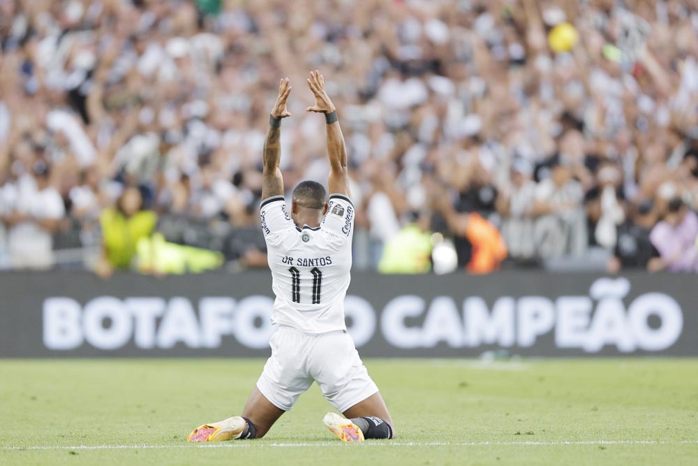 Júnior Santos, el máximo goleador de la Libertadores celebra por partida doble