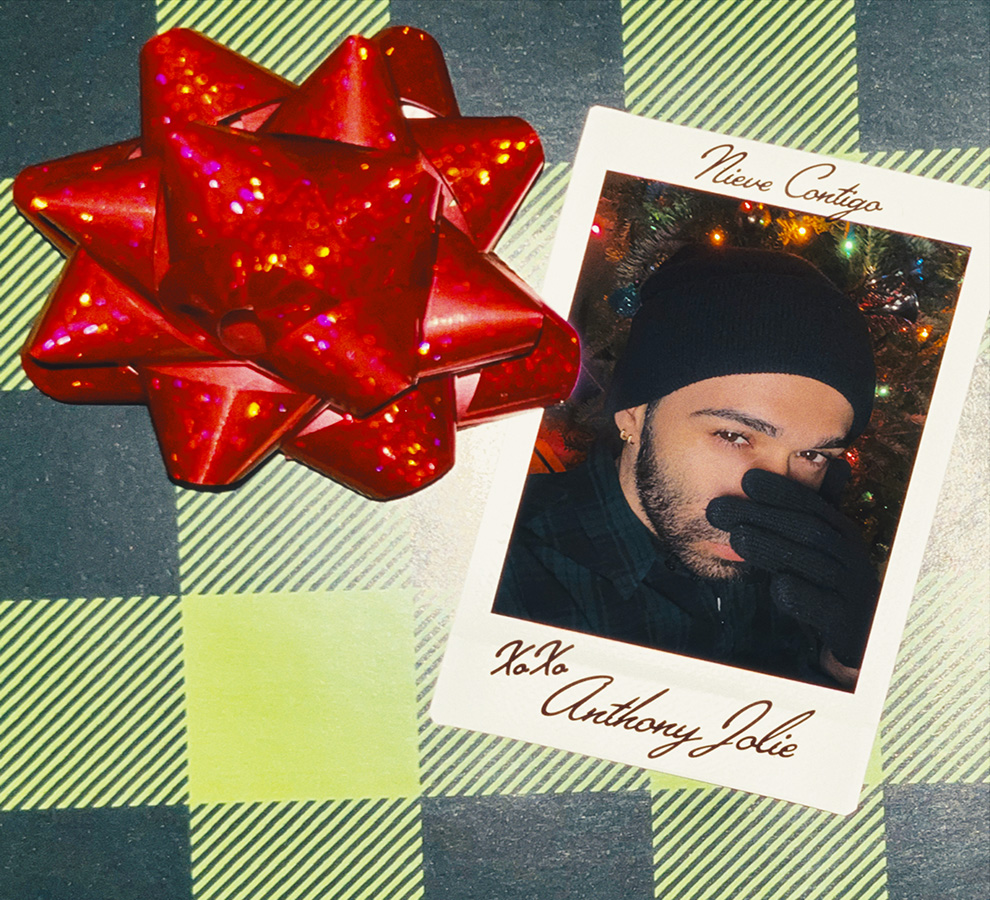 “NIEVE CONTIGO”: ANTHONY JOLIE DERRITE LA NIEVE INVERNAL CON UNA SENSUAL ESCAPADA NAVIDEÑA