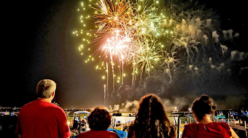 Isla del Padre despide el año en medio de luces