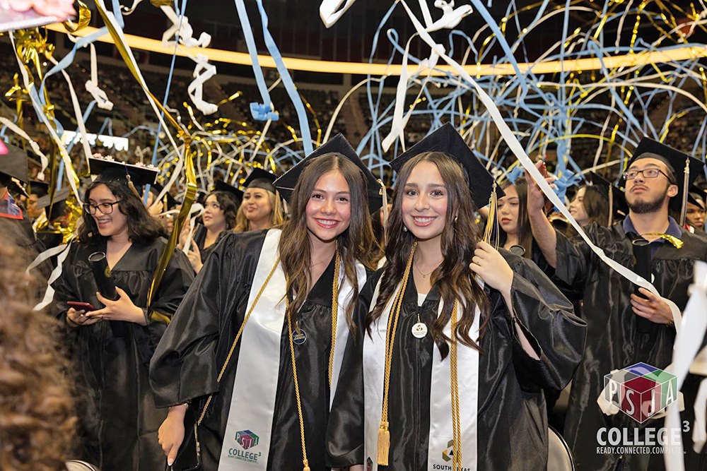 Más de 150 estudiantes de PSJA Early College caminaron por el escenario de graduación con STC 