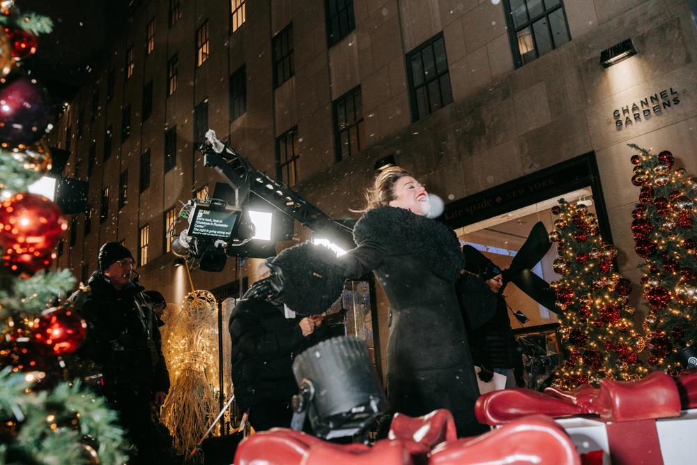 El árbol del Rockefeller se ilumina en Nueva York al ritmo de Thalía y Kelly Clarkson