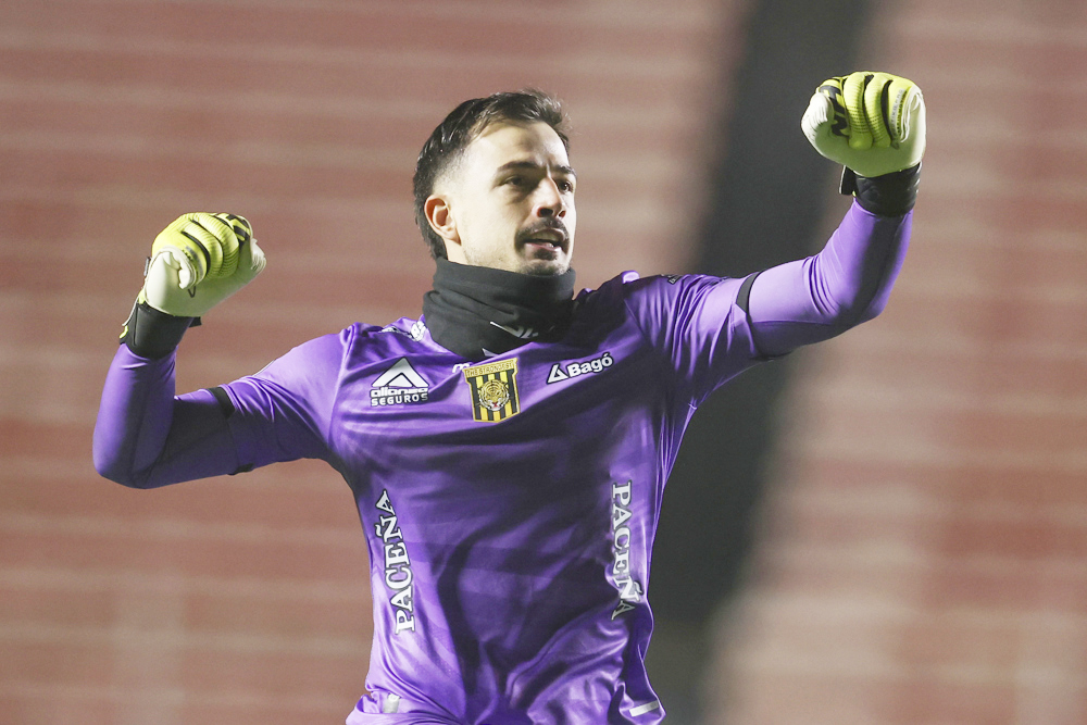El portero boliviano Guillermo Viscarra cambia a The Strongest por Alianza Lima