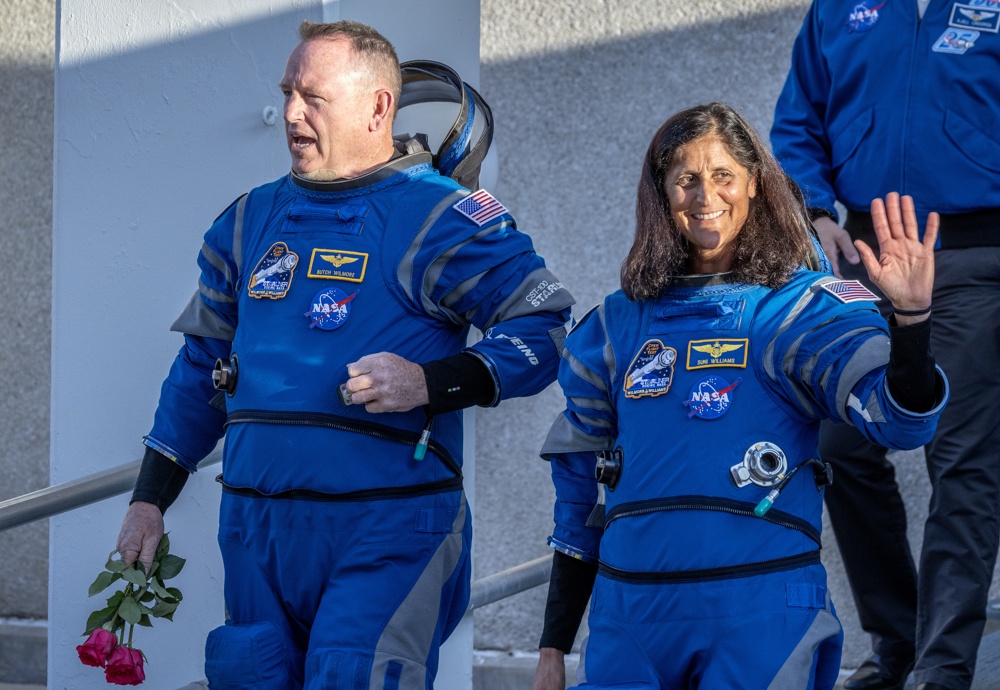 Dos astronautas de la NASA logran retirar una unidad de radio malograda de la EEI
