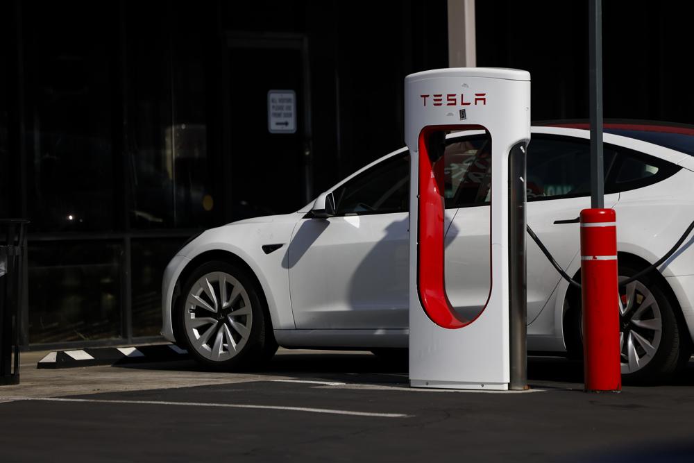 Los beneficios netos de Tesla se redujeron un 52,7 % en 2024, a 7.091 millones de dólares