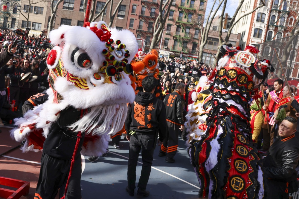Nueva York celebra año nuevo año chino al son de tambores, dragones y fuegos artificiales