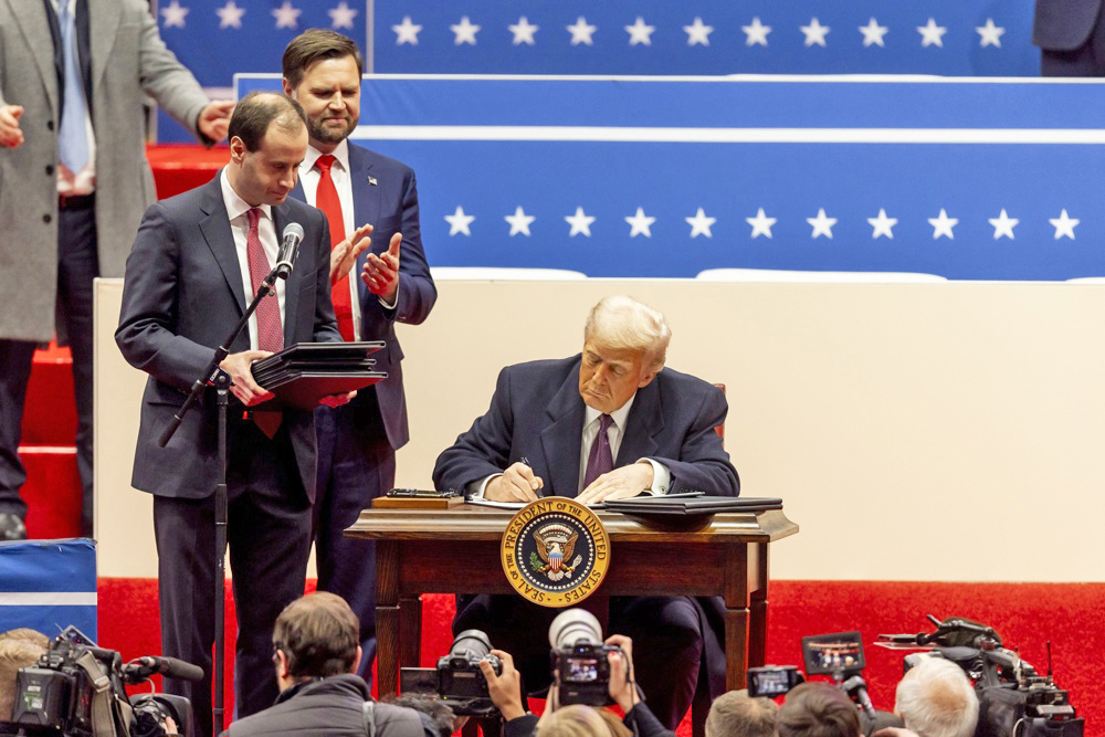 Desmantela legado de Biden; Ola de decretos