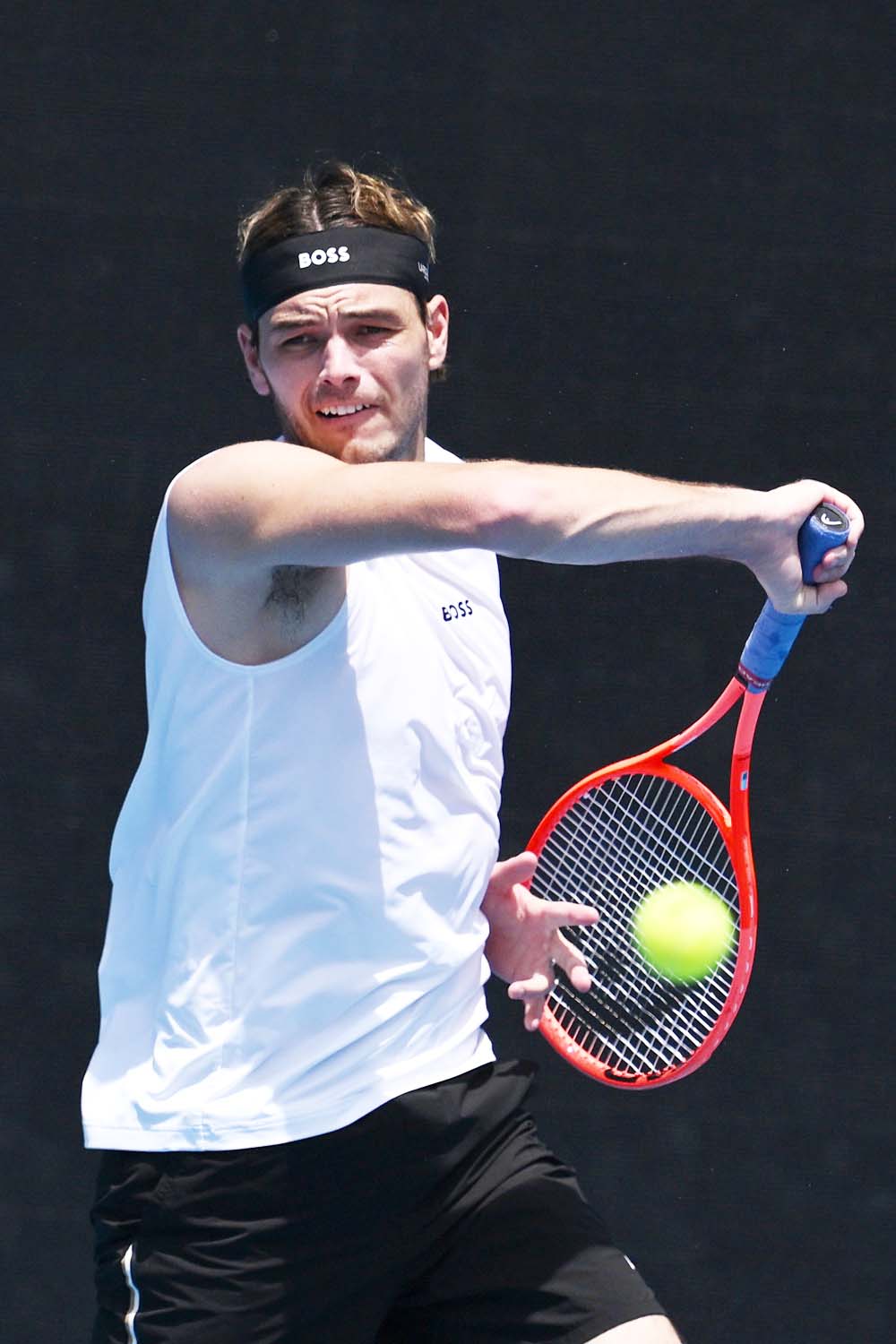 Taylor Fritz, arrollador, vuela a segunda ronda