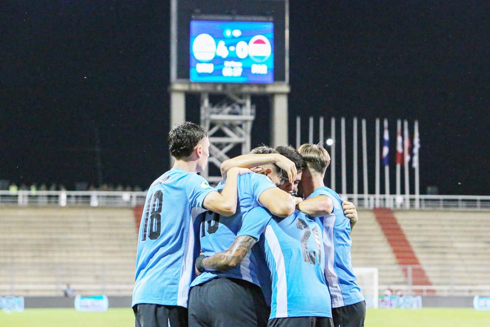 Uruguay se afirma como líder con goleada a Paraguay y Chile sufre para vencer a Perú