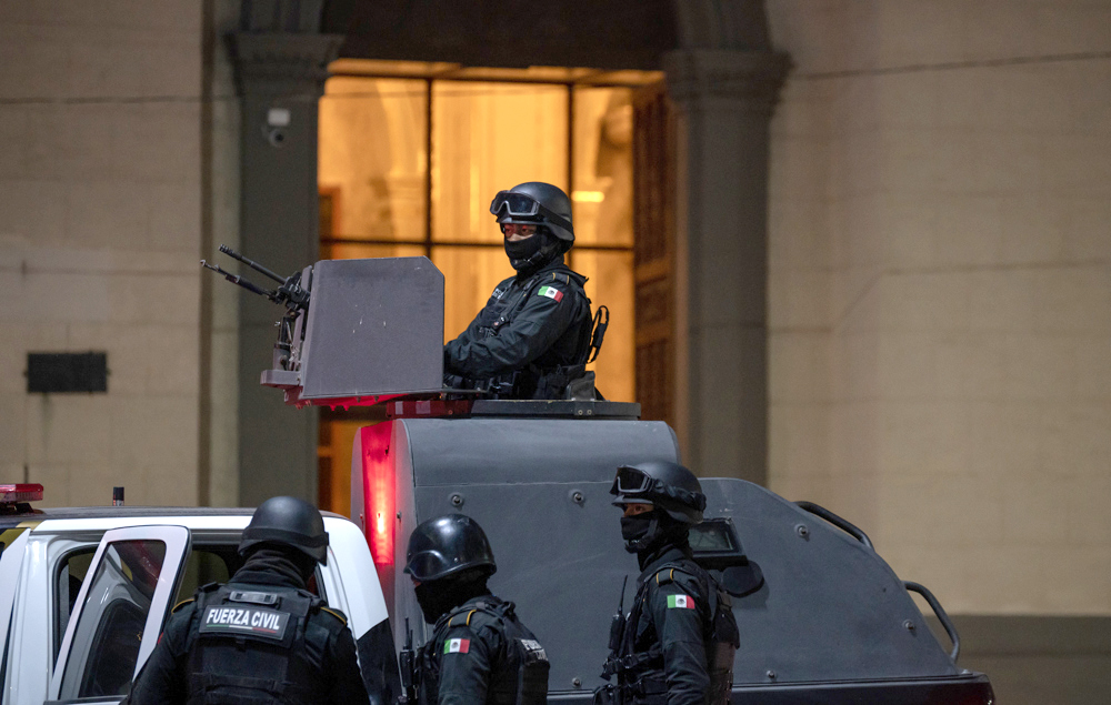 Amenaza de carro bomba en un edificio público moviliza a autoridades en Monterrey