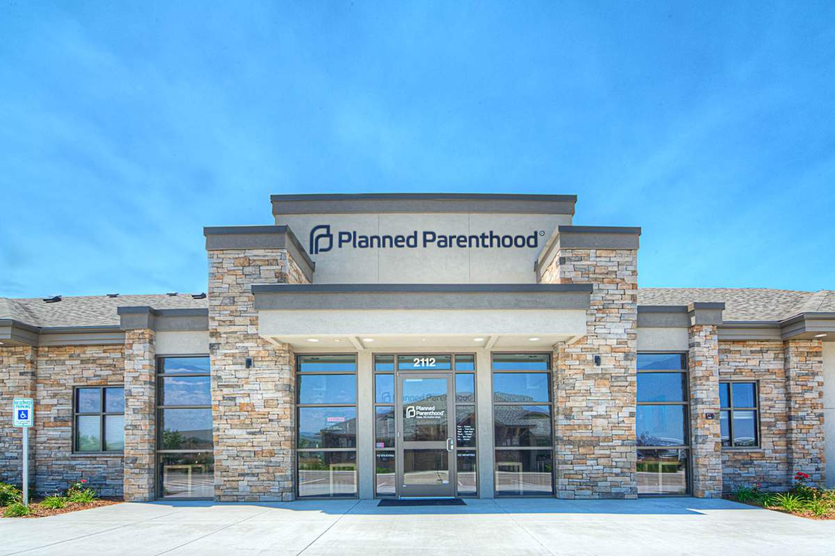 Presidenta de Planned Parenthood Action Fund sobre ataques de RFK Jr. al Título X, la mifepristona y la atención de la salud reproductive