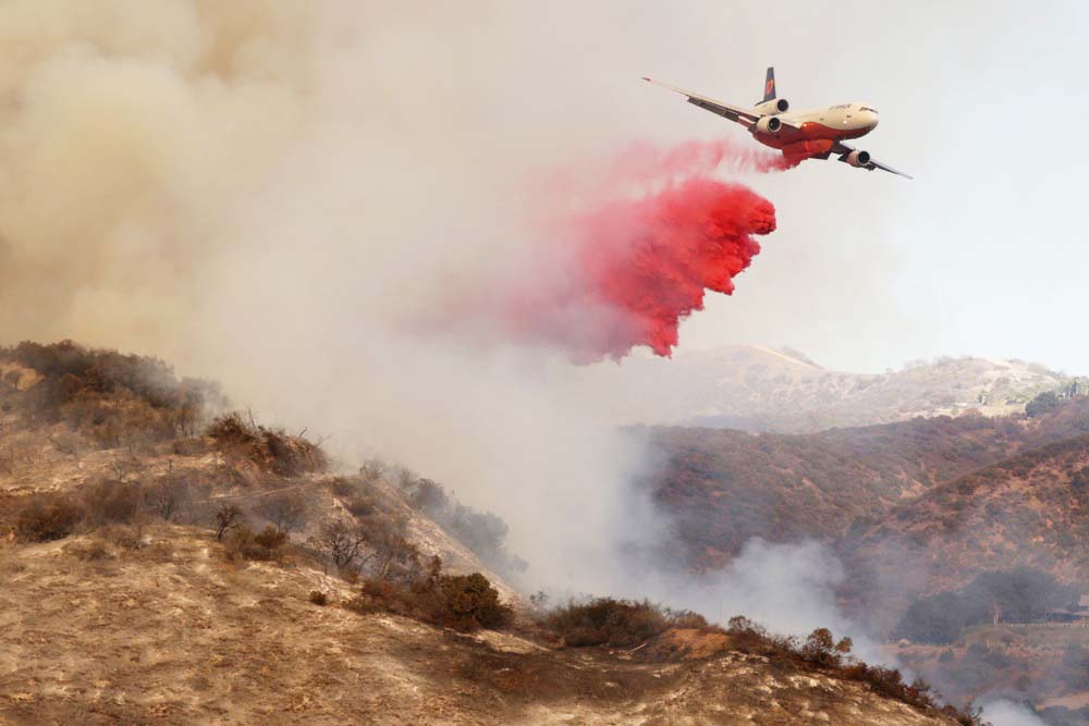 Un polvo rosa ayuda a combatir los incendios en California: ¿Cómo funciona? ¿qué es?