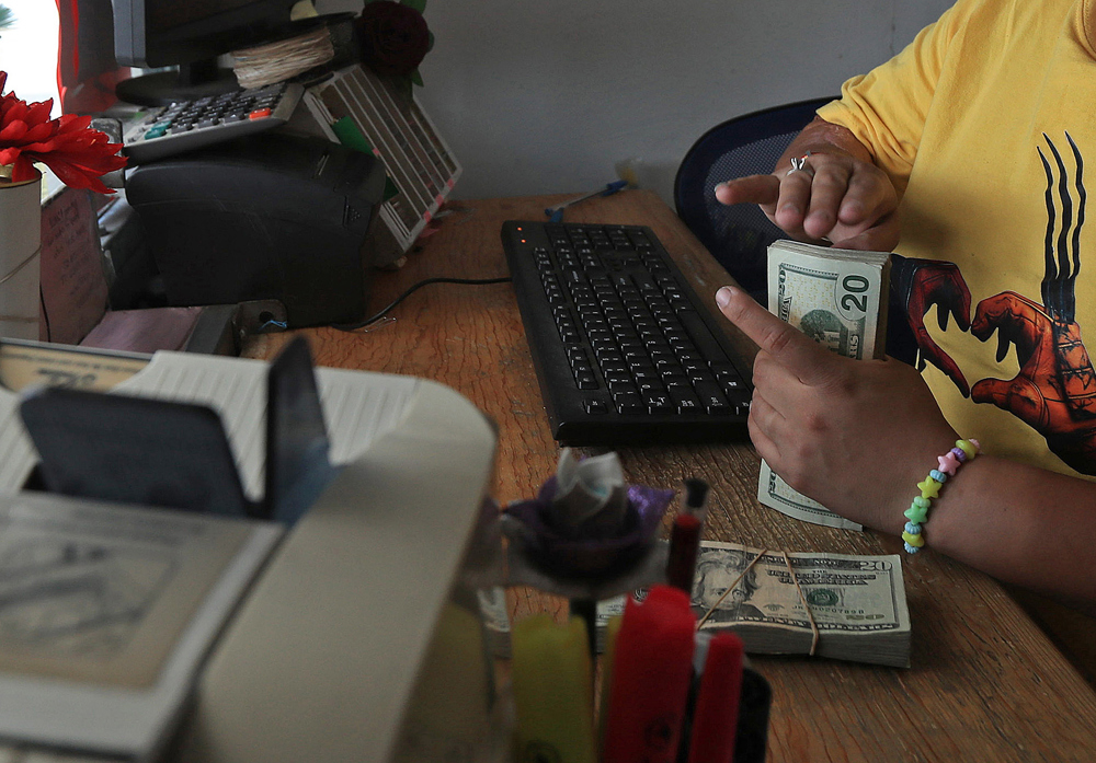 El peso mexicano cae un 1,3 % frente al dólar, con descensos en la semana y el mes