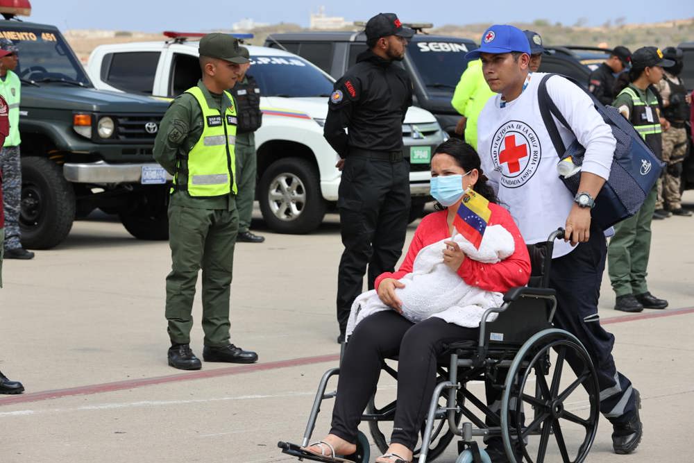 Aterriza en Venezuela un avión con 242 migrantes deportados, entre ellos mujeres y niños