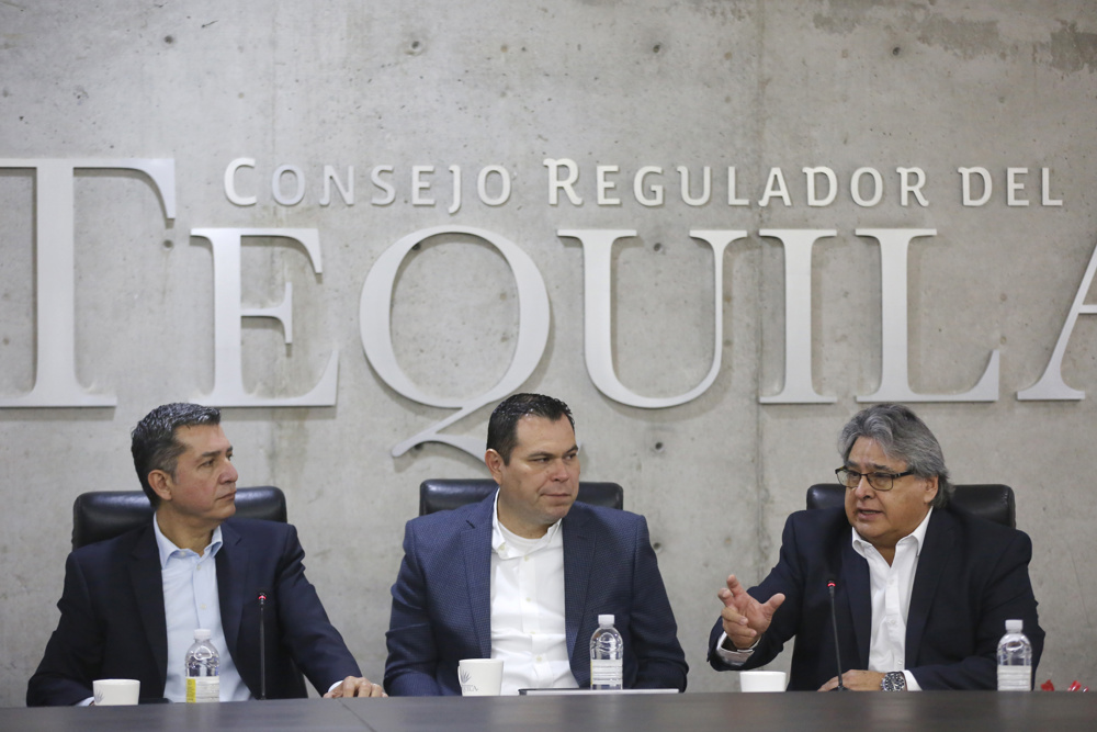 Industria tequilera formaliza agricultores mexicanos para evitar sobreproducción de agave